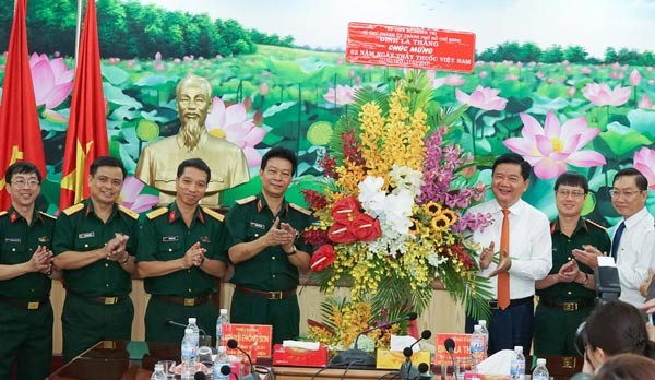 Party Chief Thang ( third, R) and medical workers of the hospital 175 (Photo: SGGP) Party Chief Thang ( third, R) and medical workers of the hospital 175 (Photo: SGGP)